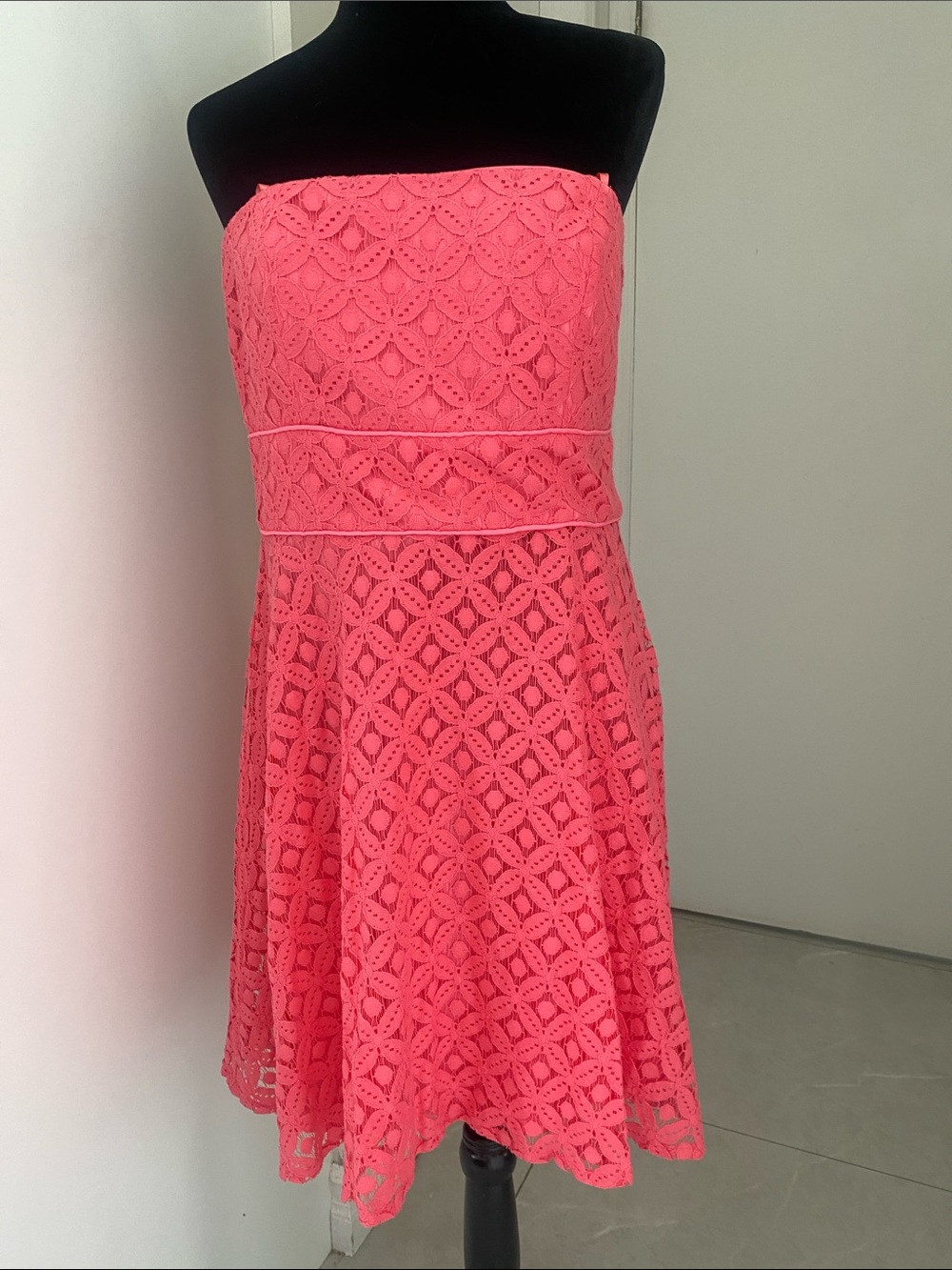 Le Chateau Made in Canada Strapless lined Coral Lace Fit & Flare Dress Sze Large